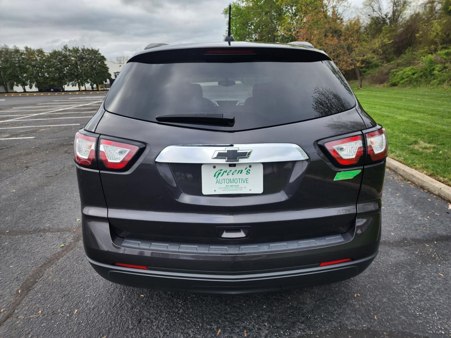 2017 Gray /Gray Chevrolet Traverse LS FWD (1GNKRFED9HJ) with an 3.6L V6 DOHC 24V engine, 6A transmission, located at 1221 Madison St., Shelbyville, TN, 37160, (931) 680-9439, 0.000000, 0.000000 - Photo#2